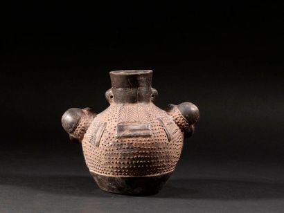 null Vase avec 3 personnages

Terre cuite noire

Culture Lambayeque, Pérou

1100...