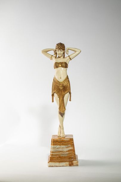 null Dans le goût de CHIPARUS

Danseuse aux bras repliés

Sculpture en métal doré...