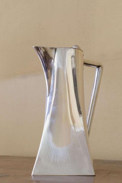 null House HALLBERG

Exceptional and rare modernist silver pitcher with cut sides

Stockholm...