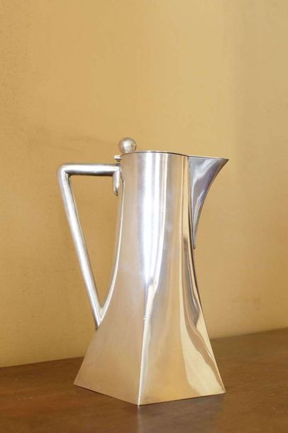 null House HALLBERG

Exceptional and rare modernist silver pitcher with cut sides

Stockholm...