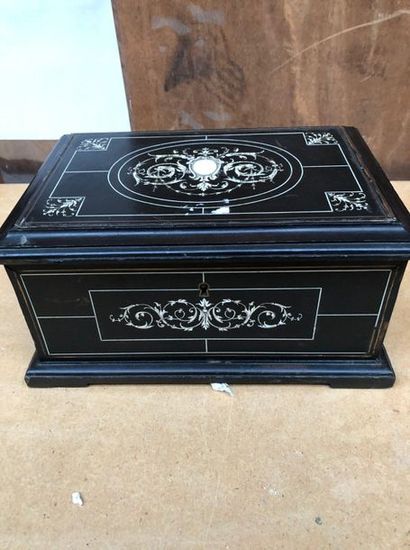 null Wooden box blackened and decorated with ivory cartridges and nets

Signed TAHAN...