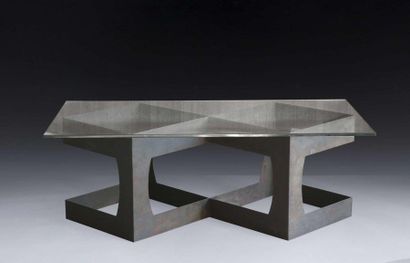 null Table basse en métal brossé ajouré, dalle de verre

149x52x75cm