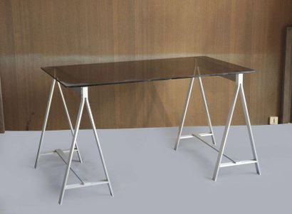 null Desk consisting of two trestles made of a slab of smoked glass

72x127x72cm