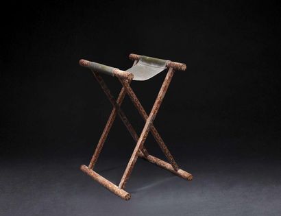 null Tabouret pliant de samouraï ,en bois laqué or orné de " mon " de son clan.H...