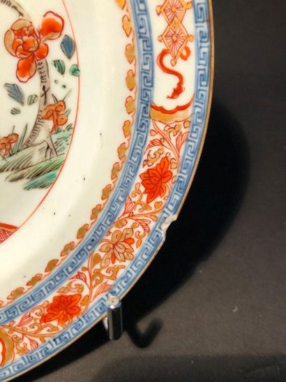 null Assiette en porcelaine à décor "famille verte" d'un daim sur une terrasse tirant...