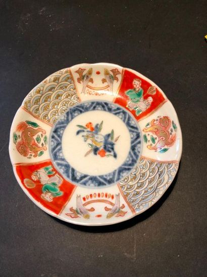 null Porcelain bowl "IMARI" with pomegranate and SHISHI decoration, waves, fish and...