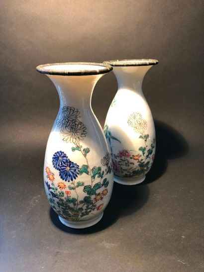 null Pair of piriform porcelain vases decorated with flowers, bamboo, chidoris, spider...