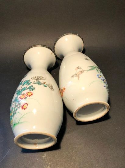 null Paire de vases piriformes en porcelaine à décor de fleurs, bambou, chidoris,...