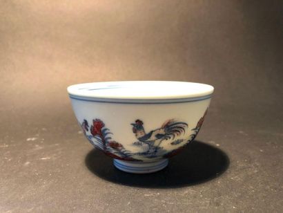 null Decorative porcelain heel bowl with diminutive decoration around the circumference...