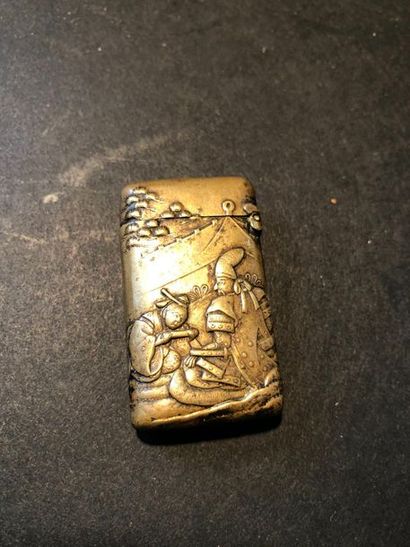null Gilded copper case with relief decoration of daimyo receiving a messenger, size:...