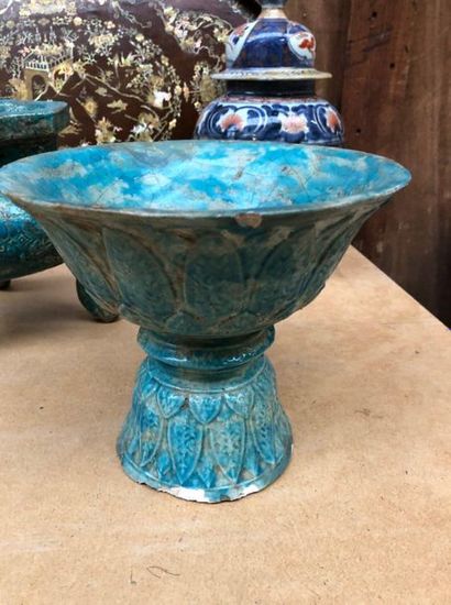 null "Cup on pedestal with lanceolate leaf decoration

Glazed earthenware Blue turquoise

Visible...