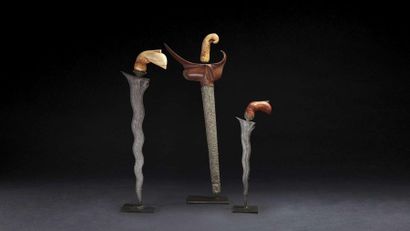 null Couteau " Kriss " en fer forgé ,à la poignée en ivoire sculpté .Indonésie 19eme...