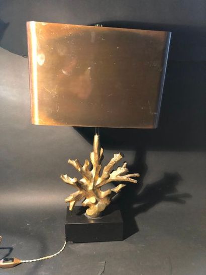 null MAISON CHARLES
Lampe en bronze et laiton doré figurant un corail.
Vers 1970.
H:...