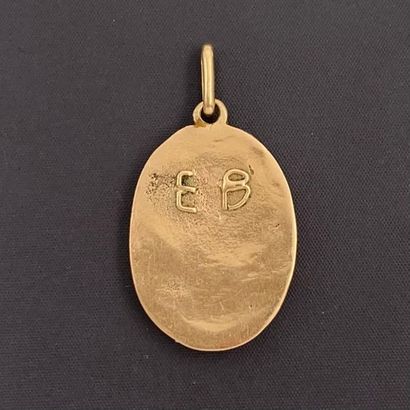 null PENDENTIF ovale en or (750‰) représentant une tête d'homme. Signé EB au dos....