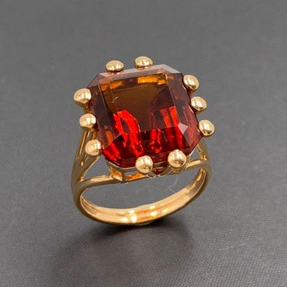 null BAGUE en fil d'or jaune (750‰) serti d'une citrine taillée à degrés. Travail...