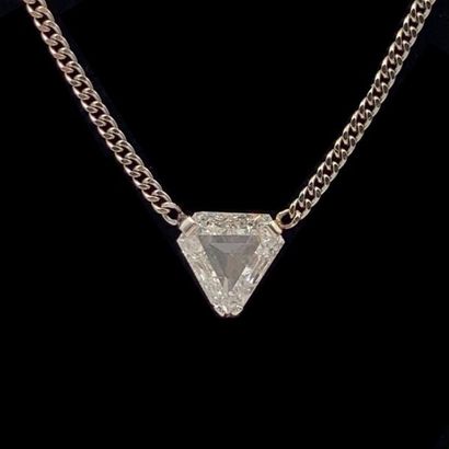 null NECKLACE made up of a chain in grey (750‰) retaining triangular shape cut to...