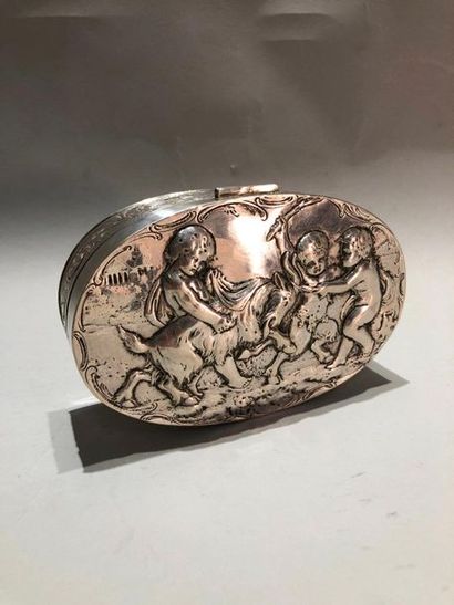 null BOITE ovale " Putti " en argent (min. 800‰) repoussé et ciselé représentant...