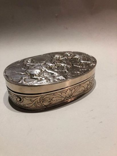 null BOITE ovale " Putti " en argent (min. 800‰) repoussé et ciselé représentant...