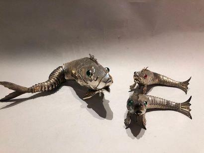 null Two articulated silver FISHES (min. 800‰) fully chiselled, the eyes adorned...