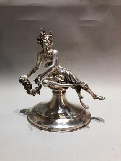 null SCULPTURE sur piédouche ovale en argent (min. 800‰) représentant " un danseur...