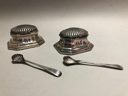 null Paire de SALERONS " coquillages " en argent (800‰). Base octogonale évasée bordée...