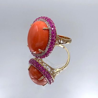 null Oval ring in yellow gold (750‰) set with a cabochon coral surrounded by brilliant-cut...