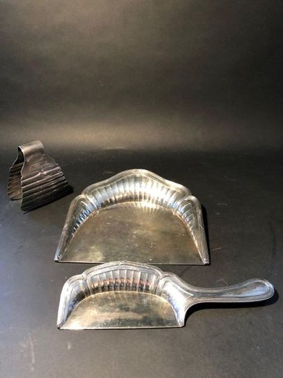 null GALLIA. Table shovel and its brush in silvery metal

An asparagus tongs is ...