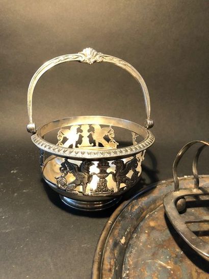 null Silver plated metal lot comprising

A round dish, a toast holder, 1 kettledrum,...