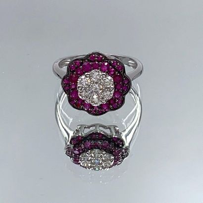 null Flower" ring in white gold and blackened gold (750 ‰) centered on seven brilliant-cut...