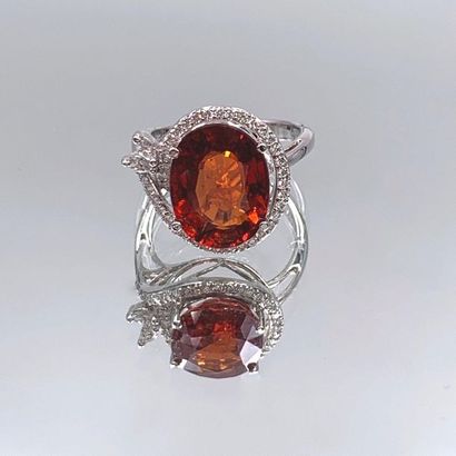 null RING in white gold (750‰) set with an oval spessartite garnet weighing approximately...