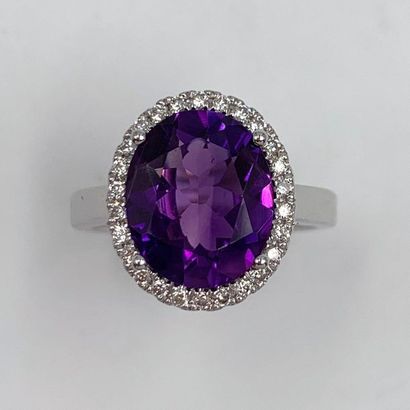 null RING in white gold (750‰) set with an oval amethyst surrounded by brilliant-cut...
