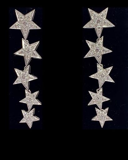 null Paire de PENDANTS d'OREILLES "cinq étoiles" en or gris (750‰) articulé, pavé...