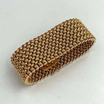 null Large BRACELET " cuff " in yellow gold (750‰) with braided and gadrooned mesh.

Length...