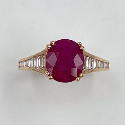 null BAGUE or rose (750‰) serti d'un rubis pesant 2,98 carats, épaulé de vingt diamants...