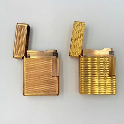 null S.T. DUPONT 

Two BRIQUETS in gilt and guilloché metal, of the same size. A...