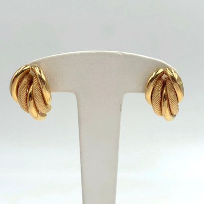 null Pair of EARRINGS in yellow gold (750‰) polished and guilloché. Metal clasp.

Weight...