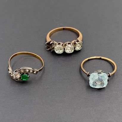null LOT of three RINGS in yellow gold (750‰) set with imitation stones. One stone...