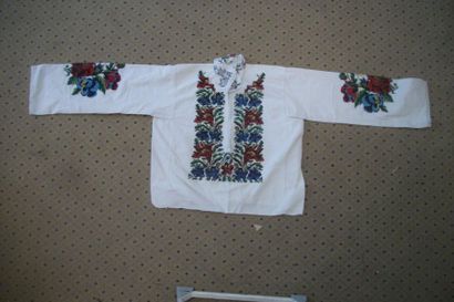 null Deux chemises, étole et ceinture, Ukraine ou Russie, coton ou lin brodé de fleurs...