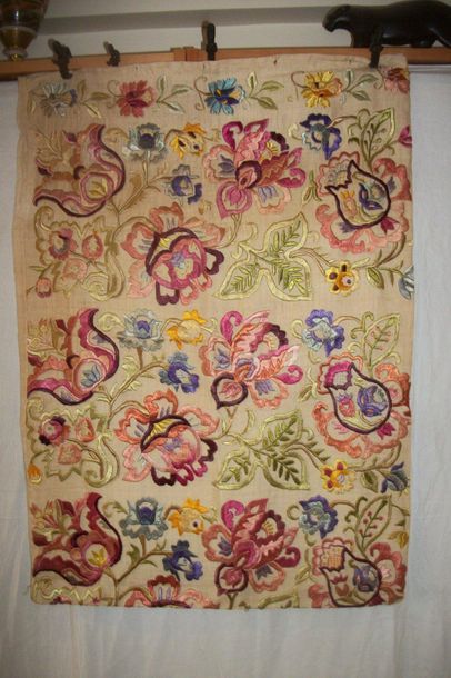 null Quilt cover, Croatia, linen embroidered with flowers.0, 92 x 0, 56 m