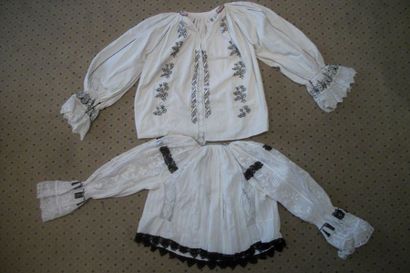 null Quatre chemises Baramja, Hongrie – Serbie, coton blanc brodé en noir de fleurs,...