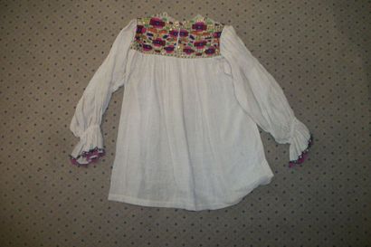 null Quatre chemises Baramja, Hongrie – Serbie, coton blanc brodé en noir de fleurs,...