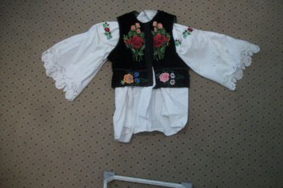 null Chemise et gilet, Pologne, coton blanc et velours noir brodé de fleurs. Chemise,...