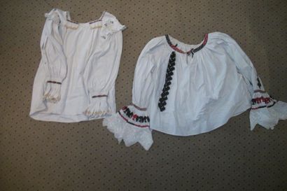 null Deux chemises, Roumanie, coton blanc, brodé de frises en noir et rouge ou jaune,...