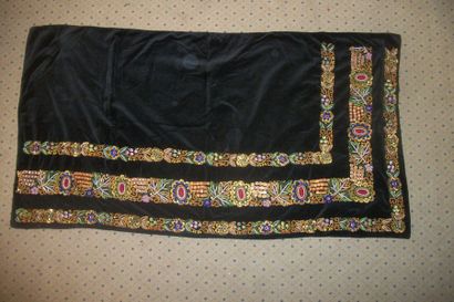 null Jupe, Roumanie, velours noir, décor brodé en perles de verre de trois frises...