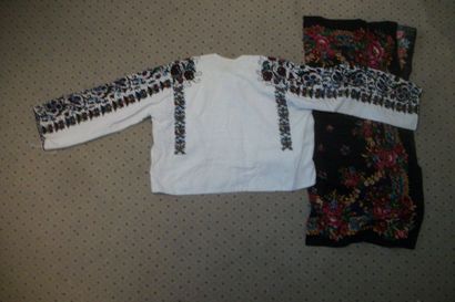 null Shirt Mara Muresh, Romania, linen with a bib embroidered with polychrome flowers...