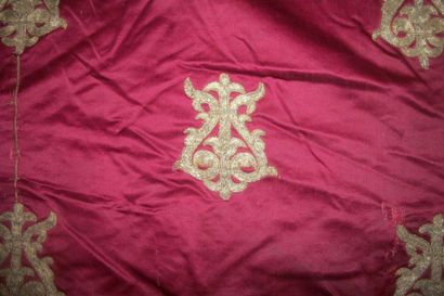 null Chape, fin XVIème siècle, satin rouge, décor brodé en fil d’or et en application...