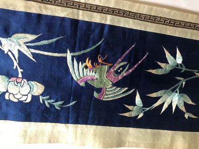 null Bandeau, Chine, dynastie Qing, circa 1900, satin bleu, décor brodé en soie polychrome...