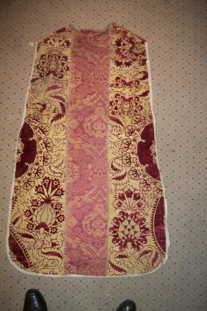 null Chasuble, XVIème siècle, velours gothique, XVIème siècle, fond tramé or, décor...