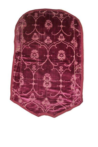 null Back of chasuble in gothic velvet, Italy, 15th century, red velvet cut with...
