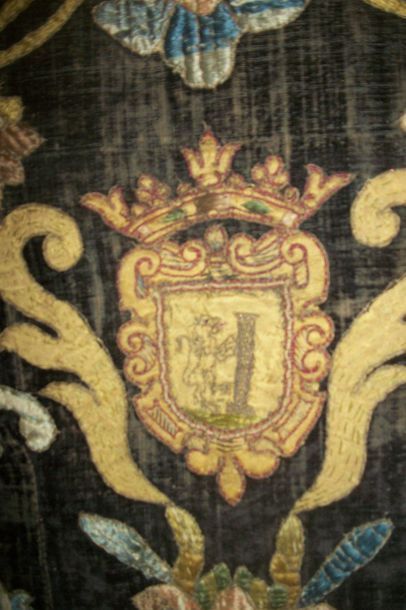 null Tenture, Italie, XVIIème siècle, fond de velours noir, décor brodé au point...